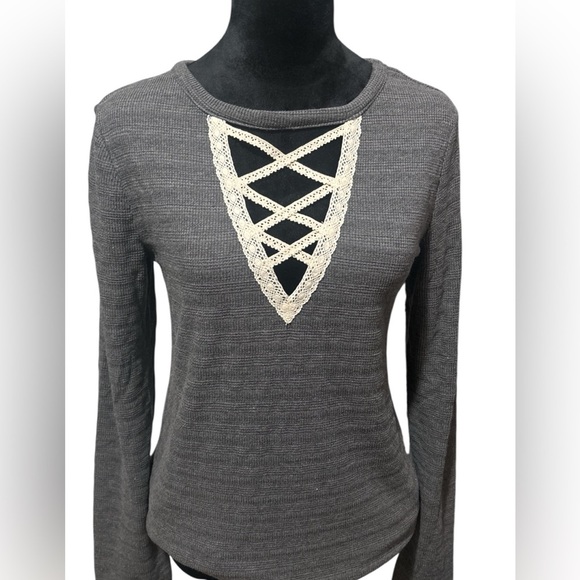 Doe & Rae Gray Long Sleeve Cut Out Top 🩶Size M 🩶 NWT - Picture 1 of 9
